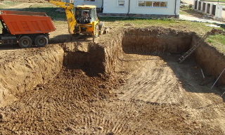Рытье котлованов под фундамент в Новокуйбышевске – цена от 2584 руб. за м3 | 2Землекопа-Нвб